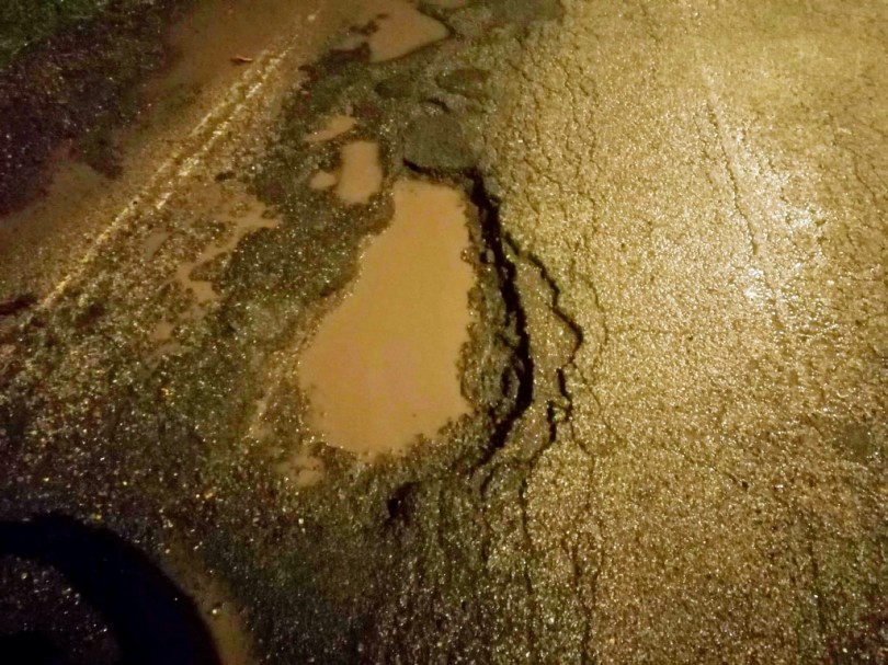 Calliano: buche sulla strada provinciale, auto in carrozzeria e class action